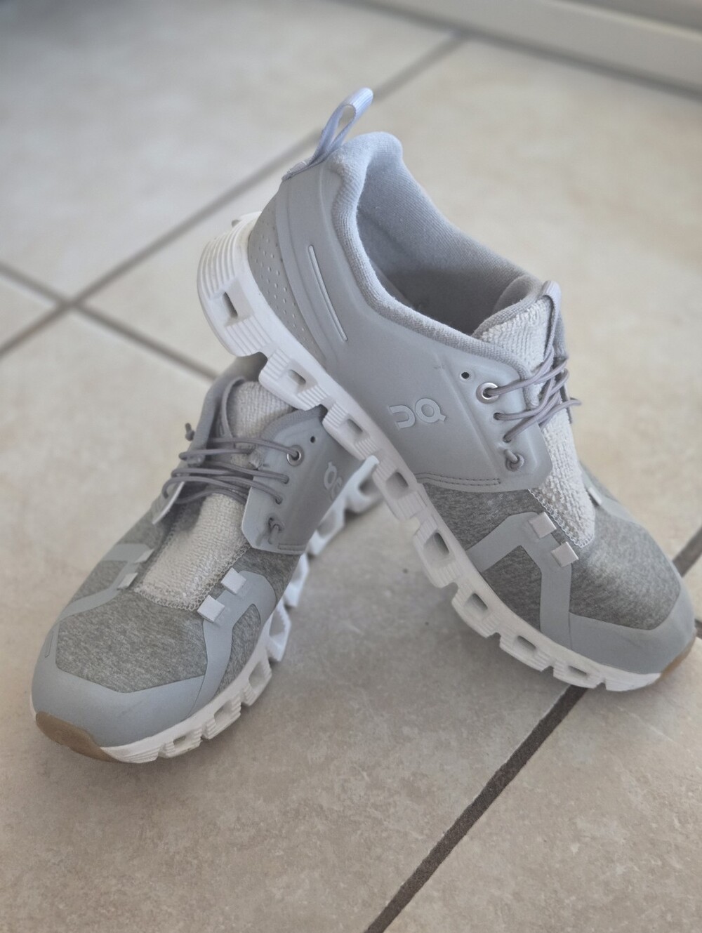 On Running Grey and White Cloud Sneakers. Women's Size 8.